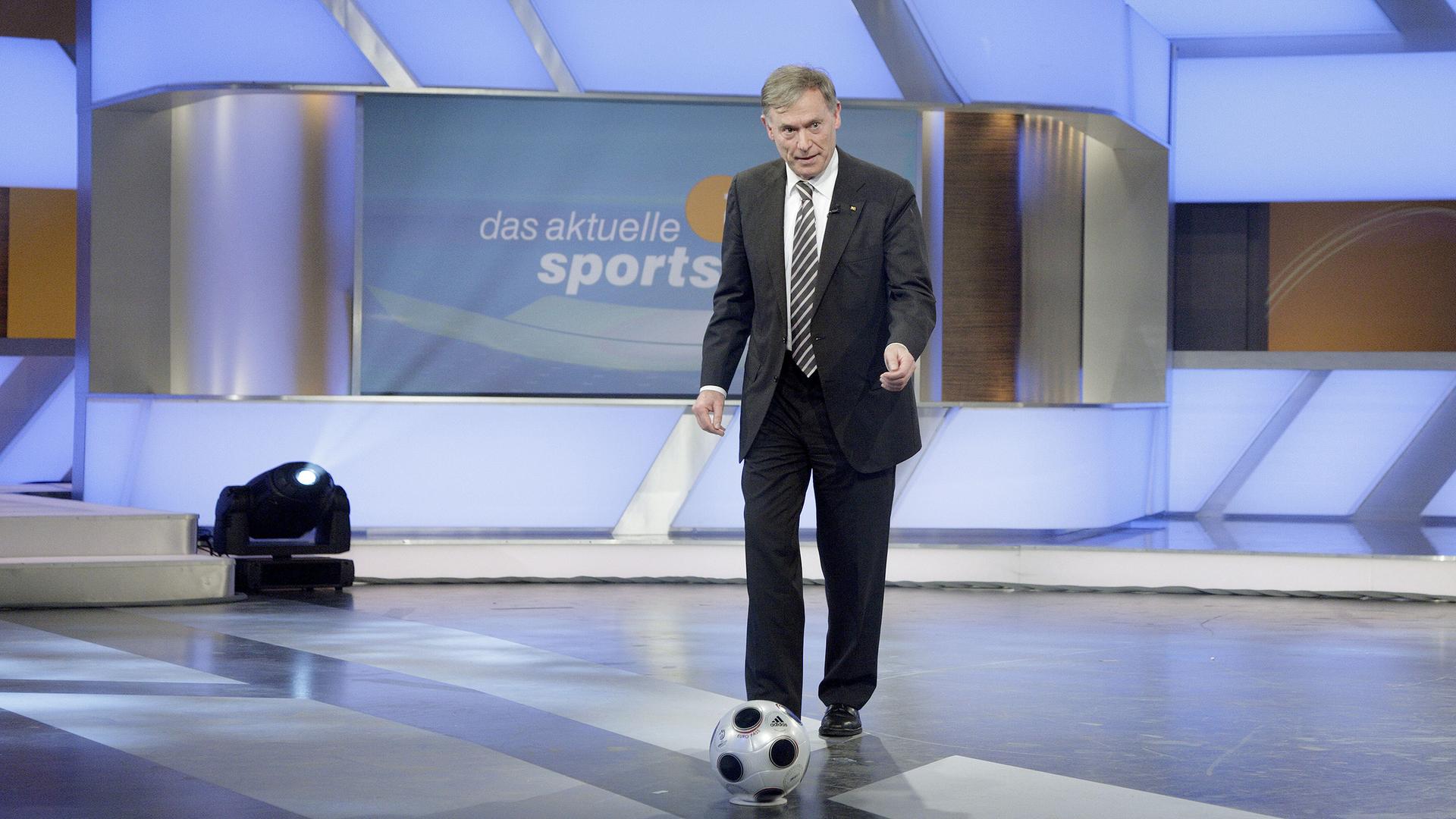 Horst Köhler beim Torwandschießen im aktuellen sportsudio 2008