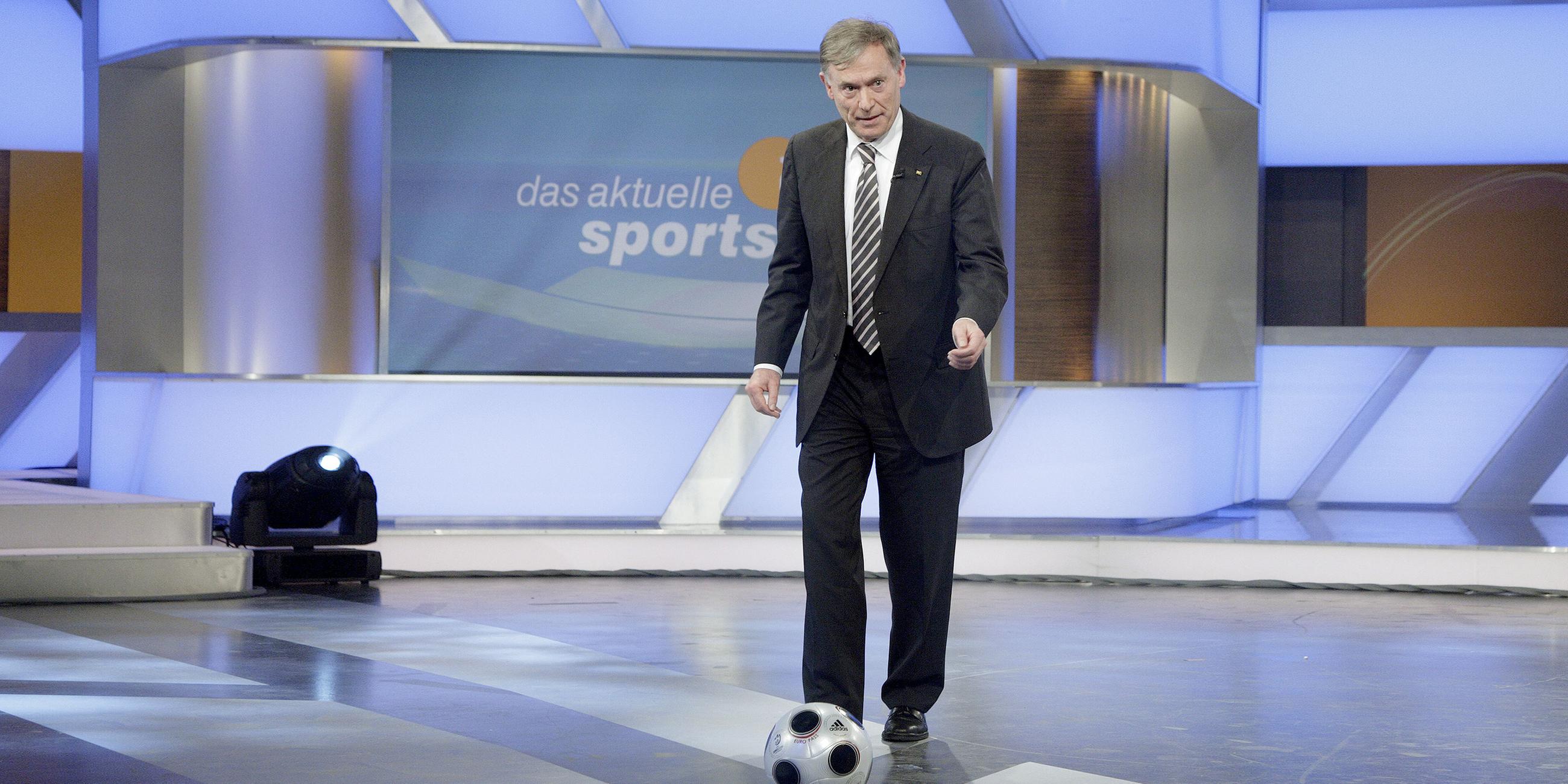 Horst Köhler beim Torwandschießen im aktuellen sportsudio 2008