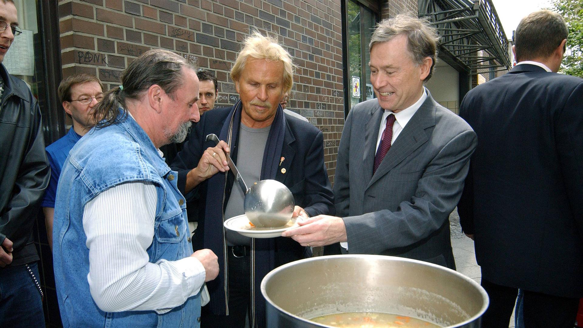 Horst Köhler mit Frank Zander bei einer Essensausgabe für Obdachlose in Berlin 2004