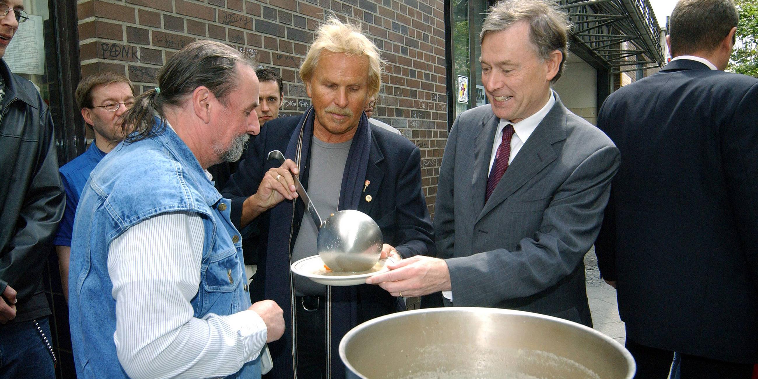 Horst Köhler mit Frank Zander bei einer Essensausgabe für Obdachlose in Berlin 2004
