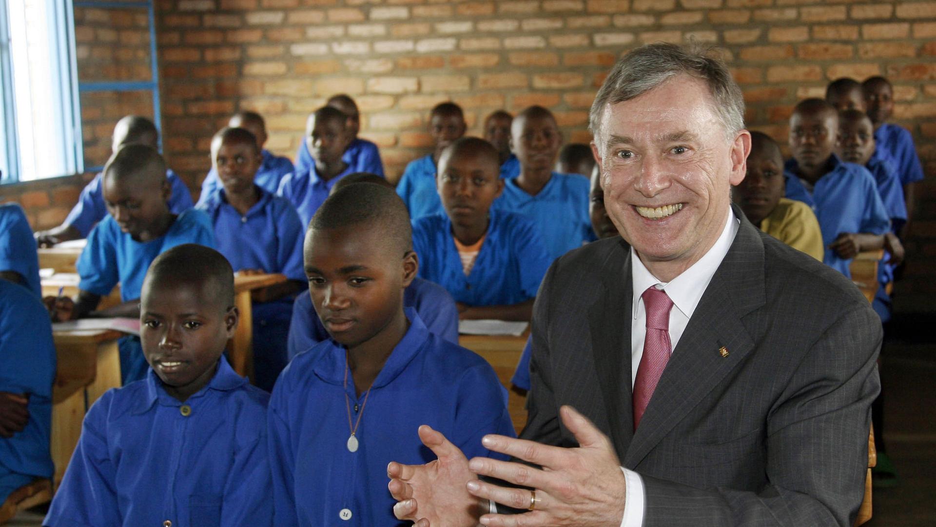 Horst Köhler in einer Grundschule in Ruanda 2008