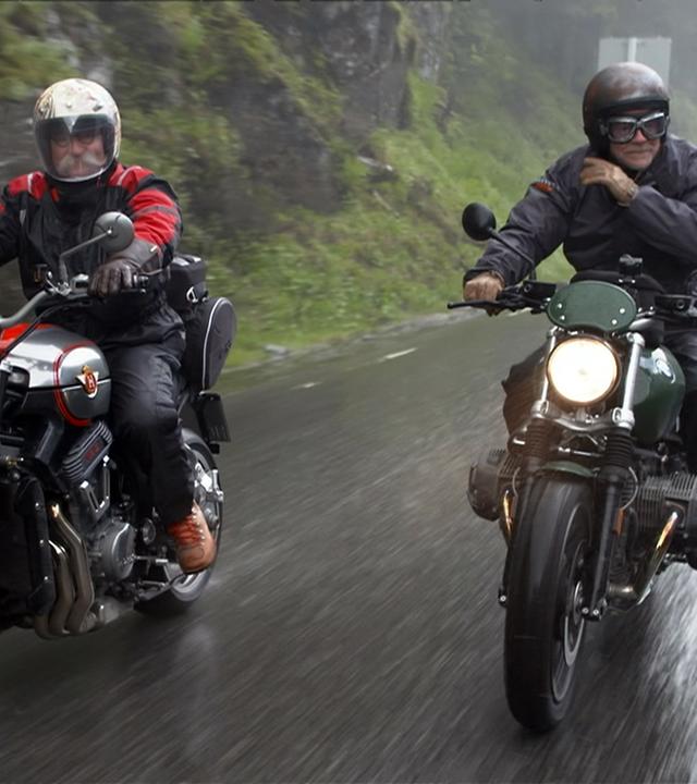 Horst Lichter und Jenke von Wilmsdorff fahren Motorrad.