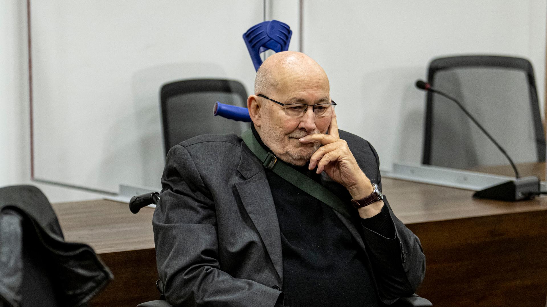 29.11.2022, Brandenburg, Potsdam: Horst Mahler, ehemaliger NPD-Anwalt, kommt zum seinem Prozess wegen Volksverhetzung und Leugnung des Holocaust in den Gerichtssaal.