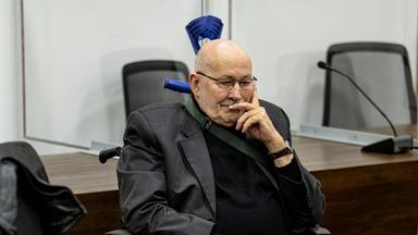 29.11.2022, Brandenburg, Potsdam: Horst Mahler, ehemaliger NPD-Anwalt, kommt zum seinem Prozess wegen Volksverhetzung und Leugnung des Holocaust in den Gerichtssaal.