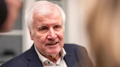 Bayern, Ingolstadt: Der ehemalige Bayerische Ministerpräsident Horst Seehofer (CSU) beantwortet vor Beginn der konstituierenden Sitzung des Stiftungsrates für die Katholische Universität Eichstätt-Ingolstadt (KU) die Fragen von Journalisten. Archivbild