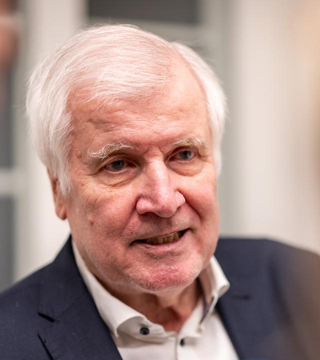 Bayern, Ingolstadt: Der ehemalige Bayerische Ministerpräsident Horst Seehofer (CSU) beantwortet vor Beginn der konstituierenden Sitzung des Stiftungsrates für die Katholische Universität Eichstätt-Ingolstadt (KU) die Fragen von Journalisten. Archivbild