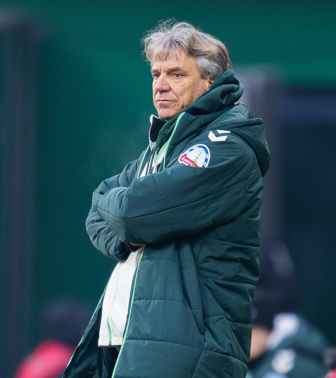 SV Werder Bremens ehemaliger Trainer Horst Steffen steht bei der Bundesligapartie gegen Borussia Mönchengladbach am Seitenrand