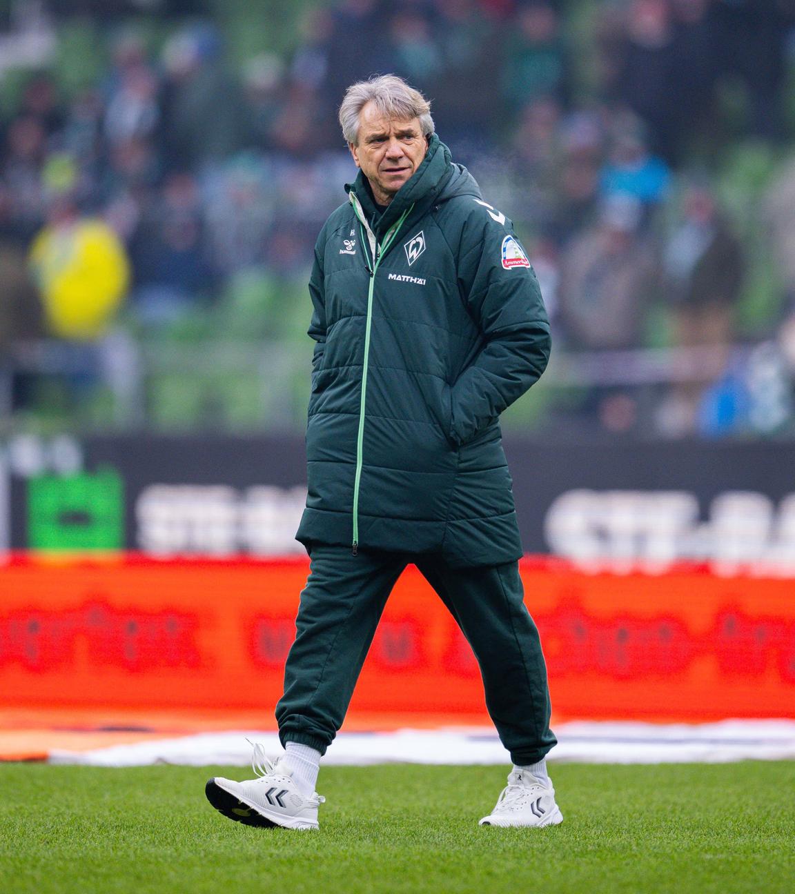 Bremens ehemaliger Trainer Horst Steffen geht vor der Partie zwischen dem SV Werder Bremen und Borussia Mönchengladbach über den Rasen.