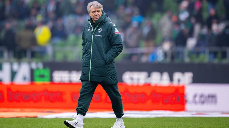 Bremens ehemaliger Trainer Horst Steffen geht vor der Partie zwischen dem SV Werder Bremen und Borussia Mönchengladbach über den Rasen.