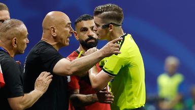 Ägyptens Trainer Hossam Hassan  streitet mit Schiri Francois Letexier.