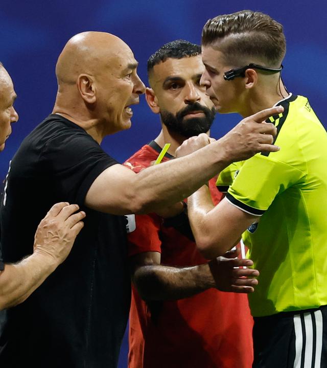 Ägyptens Trainer Hossam Hassan  streitet mit Schiri Francois Letexier.