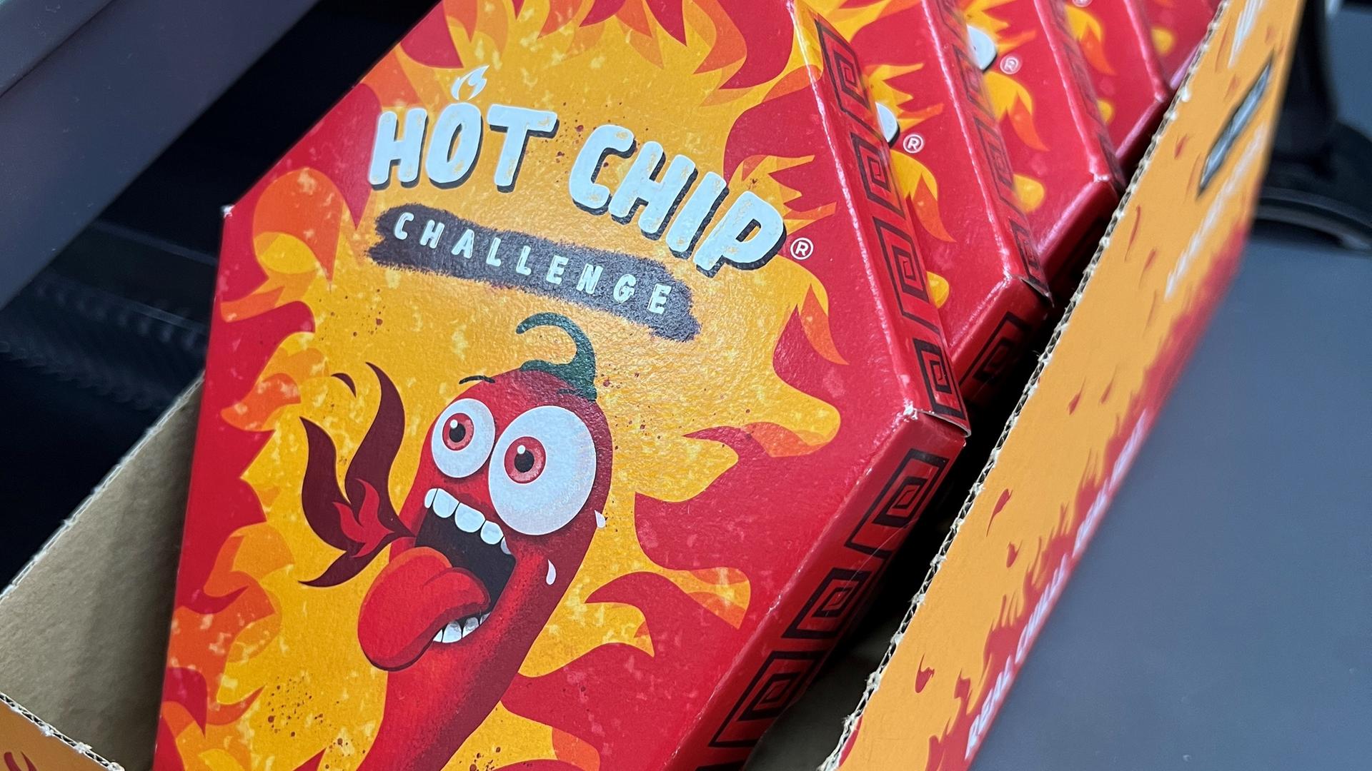 Mehrerer Packungen der "Hot Chip Challenge" liegen bei einem Kiosk neben der Kasse. 