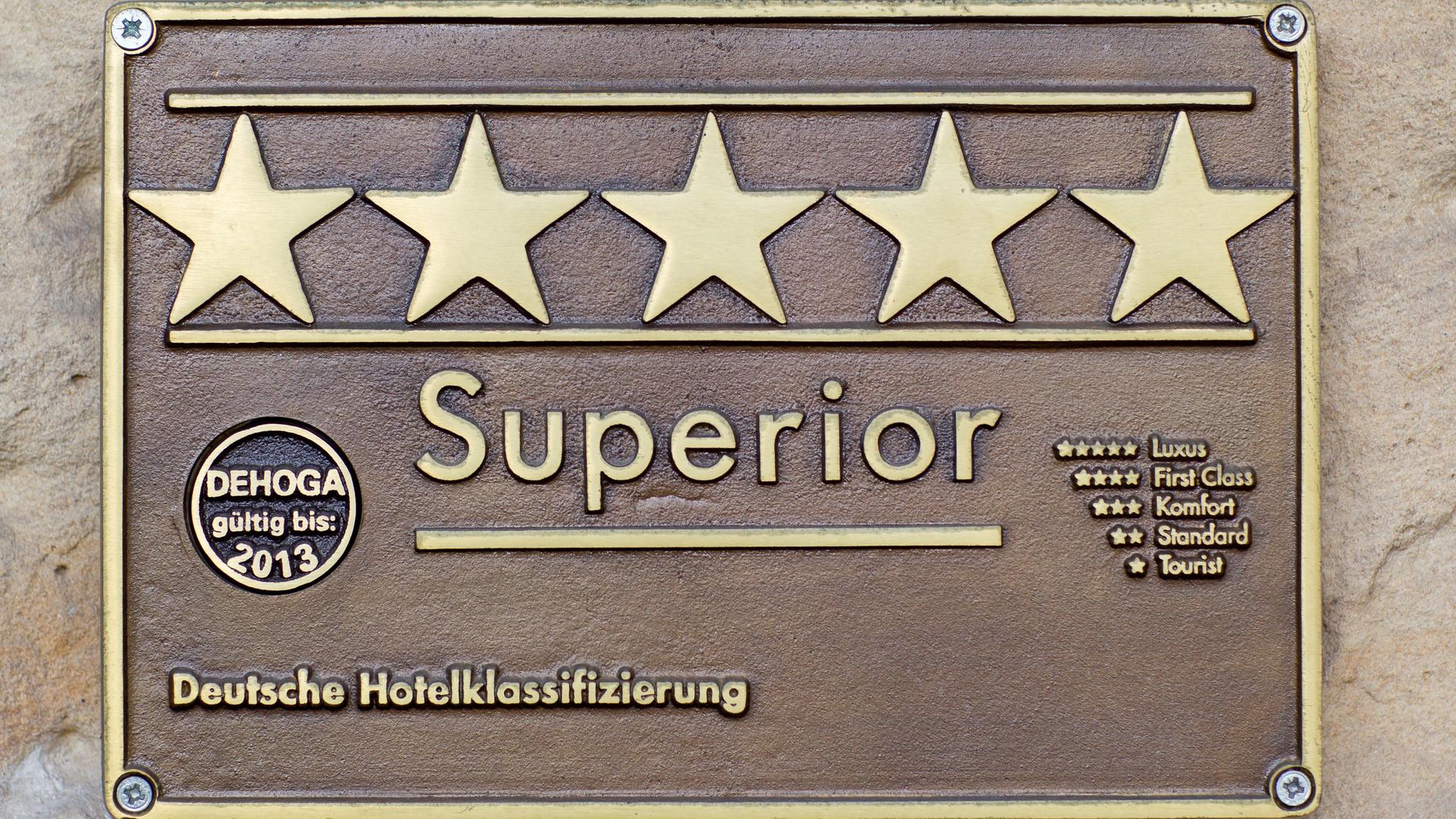 Schild mit der Aufschrift "Superior" an einem 5-Sterne-Hotel.