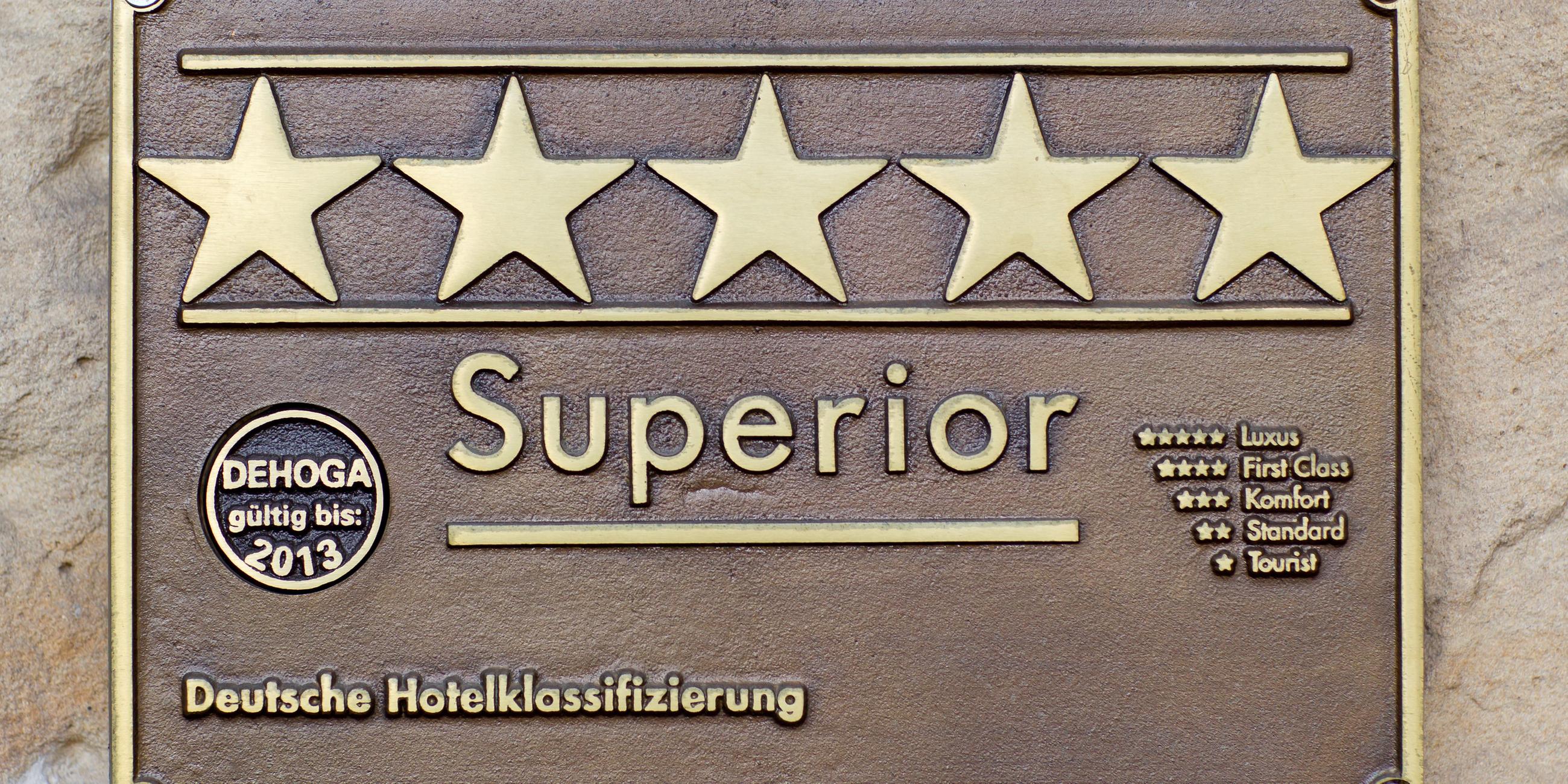 Schild mit der Aufschrift "Superior" an einem 5-Sterne-Hotel.