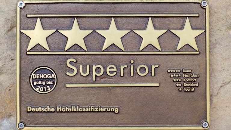 Schild mit der Aufschrift "Superior" an einem 5-Sterne-Hotel.