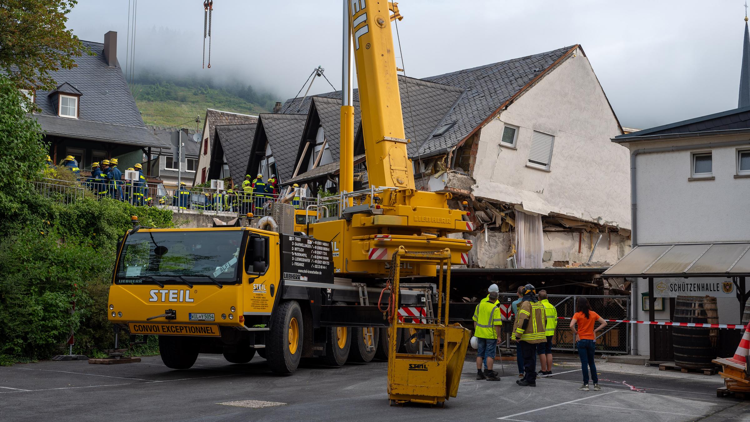  Ein LKW-Kran steht an einem teilweise eingestürzten Hotel am 07.08.2024.