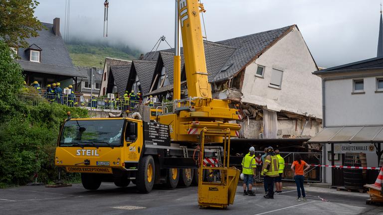  Ein LKW-Kran steht an einem teilweise eingestürzten Hotel am 07.08.2024.