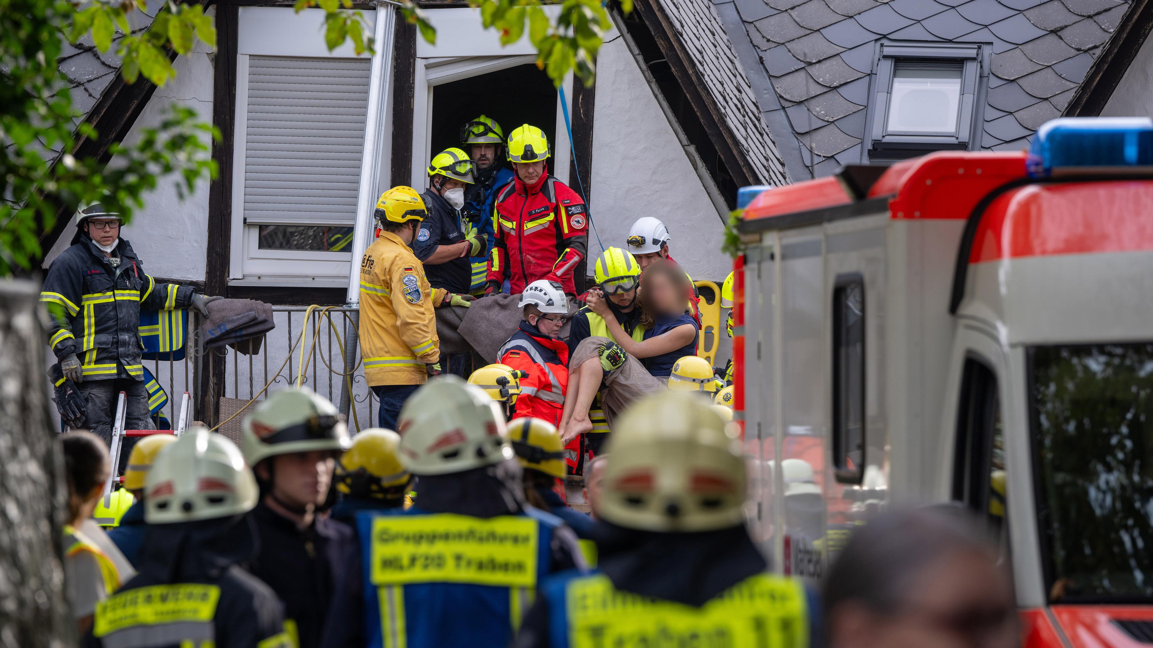  Eine Frau wird von Rettungskräften aus dem teilweise eingestürzten Hotel gerettet am 07.08.2024.
