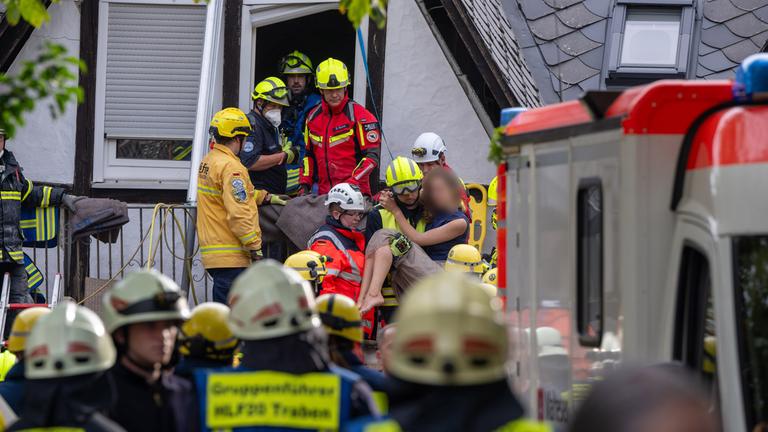  Eine Frau wird von Rettungskräften aus dem teilweise eingestürzten Hotel gerettet am 07.08.2024.