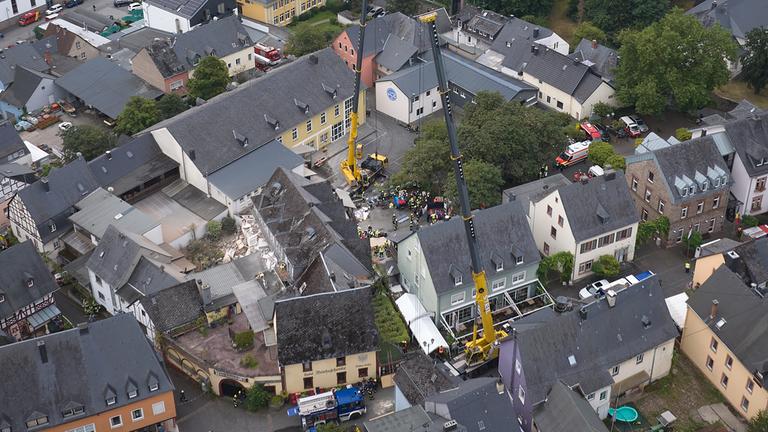 Die Luftaufnahme mit einer Drohne zeigt die Ortschaft Kröv am 07.08.2024.