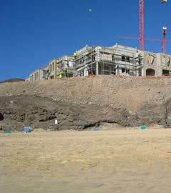 Hotelbaustellen am Strand