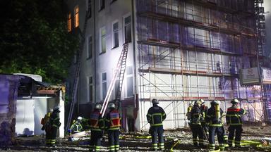 Einsatzkräfte der Hamburger Feuerwehr sind bei einem Brand in einem Hotel in der Nähe des Hauptbahnhofs im Einsatz. 