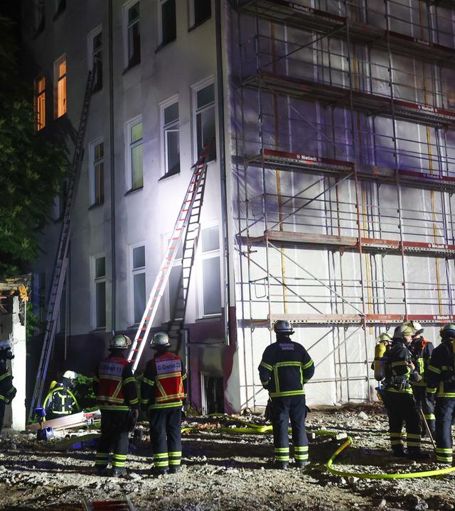 Einsatzkräfte der Hamburger Feuerwehr sind bei einem Brand in einem Hotel in der Nähe des Hauptbahnhofs im Einsatz. 