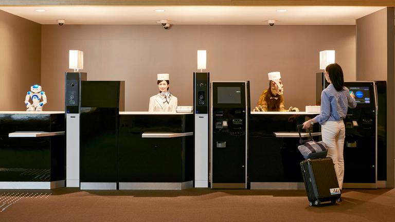 Hotelrezeption ist mit Robotern besetzt
