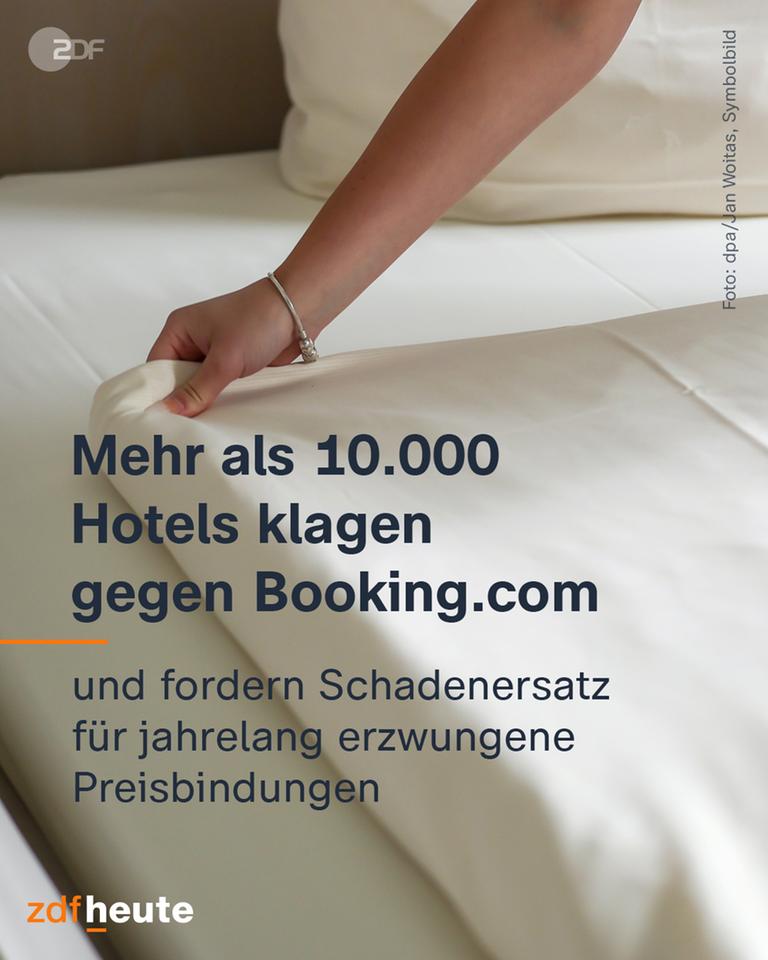 Eine Hand zieht eine Bettdecke zurecht.