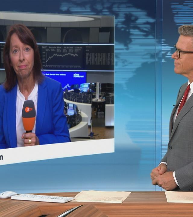 ZDF-Korrespondentin Stephanie Barret an der Börse in Frankfur