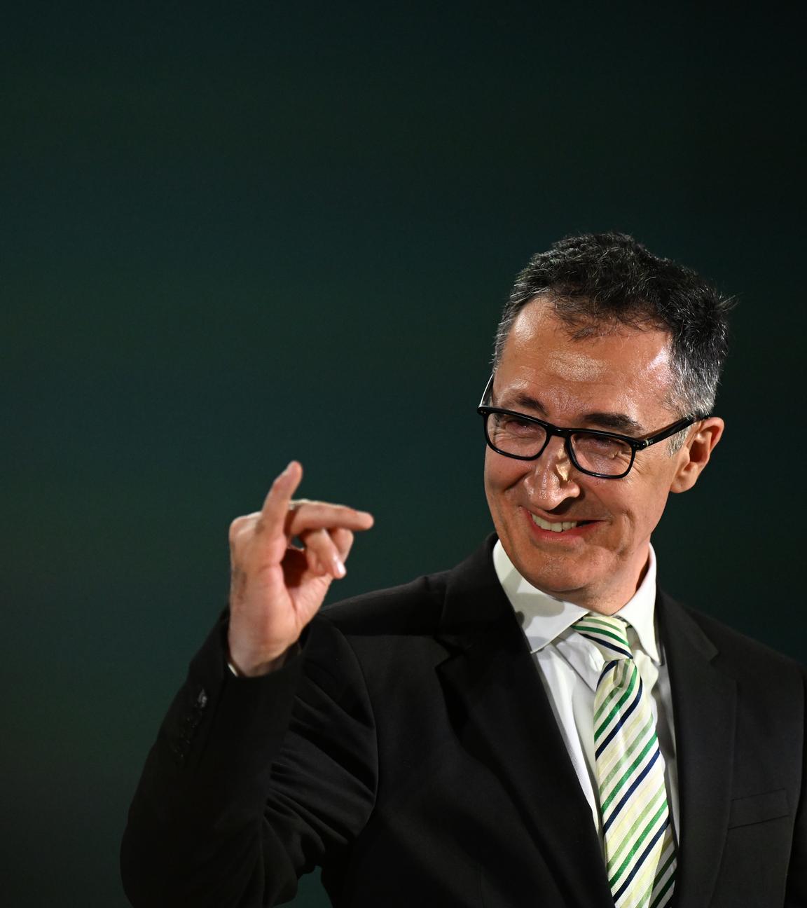 08.03.2026, Baden-Württemberg, Stuttgart: Cem Özdemir (Bündnis 90/Die Grünen), Spitzenkandidat Landtagswahl Baden-Württemberg, macht bei der Wahlparty seiner Partei eine Geste und reckt den kleinen Finger der rechten Hand hoch.