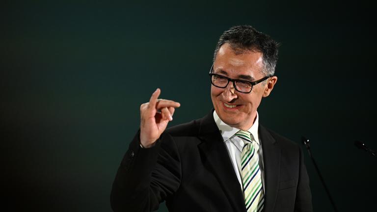 08.03.2026, Baden-Württemberg, Stuttgart: Cem Özdemir (Bündnis 90/Die Grünen), Spitzenkandidat Landtagswahl Baden-Württemberg, macht bei der Wahlparty seiner Partei eine Geste und reckt den kleinen Finger der rechten Hand hoch.