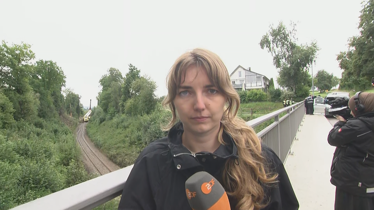 ZDF-Reporterin Luisa Houben berichtet von der Unfallstelle nahe Riedlingen.