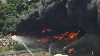 Dicke Qualmqwolken erheben sich in der US-Stadt Houston, nachdem das Reifenlager einer Recyclingfirma entflammt ist.