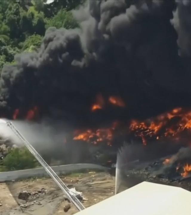 Dicke Qualmqwolken erheben sich in der US-Stadt Houston, nachdem das Reifenlager einer Recyclingfirma entflammt ist.