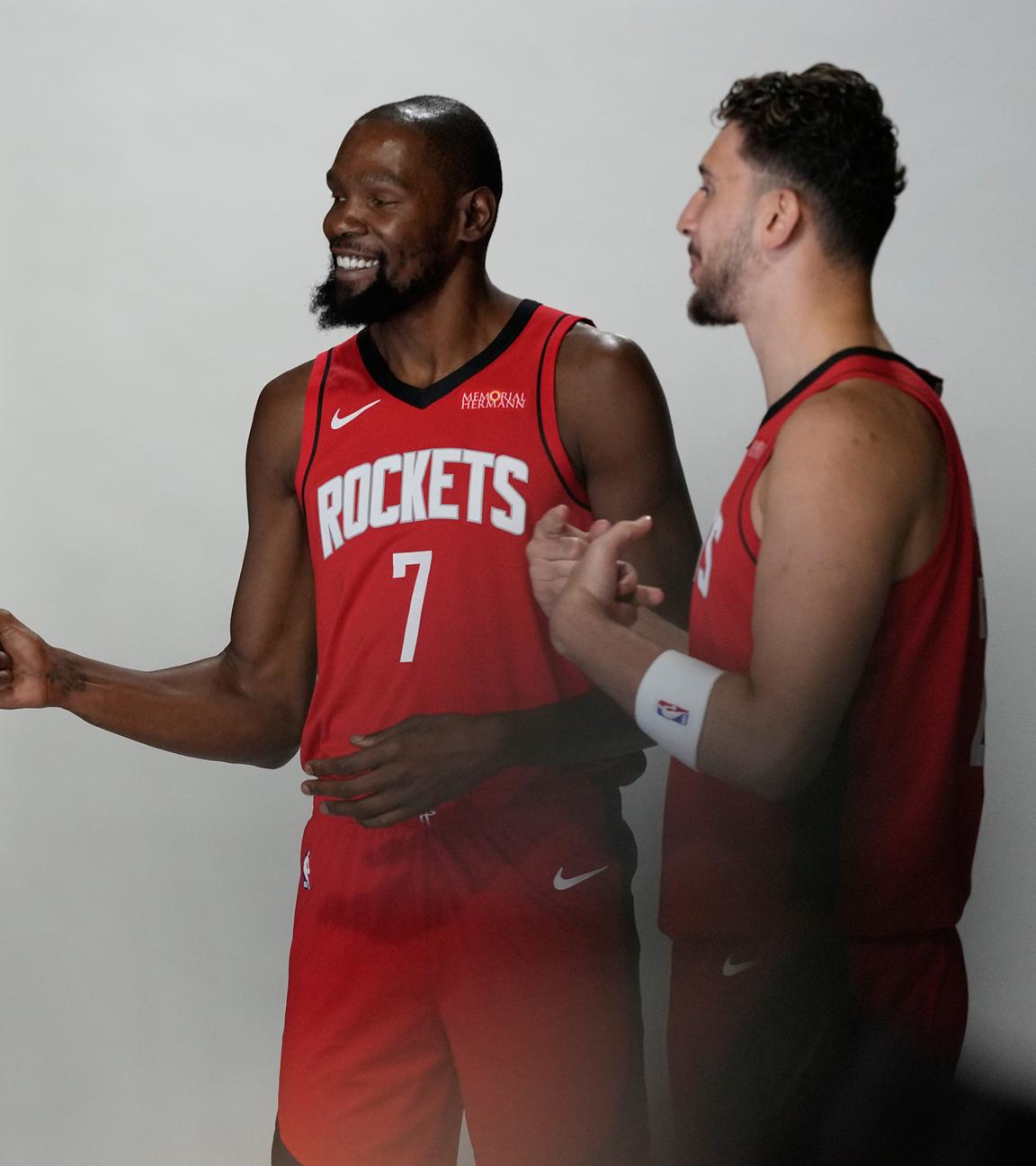 Begrüßung beim Media Day: Houstons Amen Thompson trifft auf Kevin Durant und Alperen Şengün.
