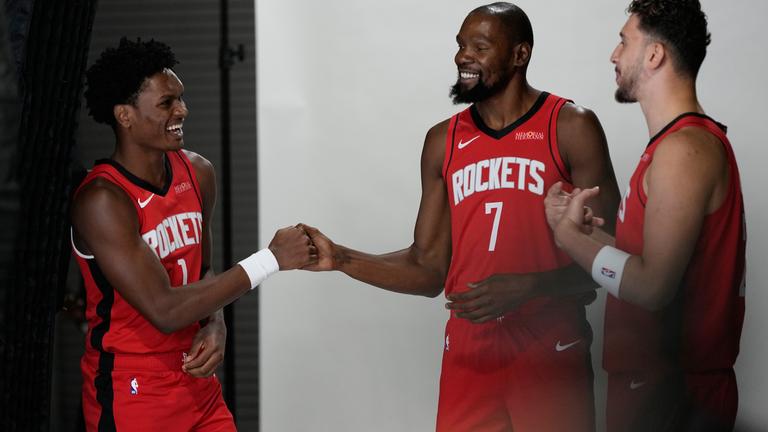 Begrüßung beim Media Day: Houstons Amen Thompson trifft auf Kevin Durant und Alperen Şengün.