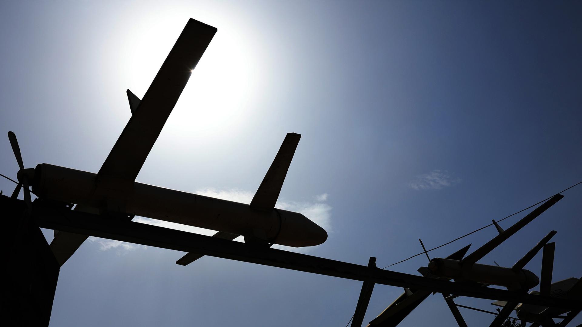 Eine Ausstellung von nachgebauten Raketen und Drohnen der Huthi auf einem Platz in Sanaa, Jemen.