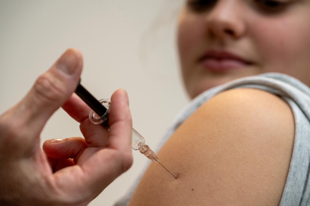 Nahaufnahme von einer Frau, die eine HPV-Impfung in den Oberarm erhält.