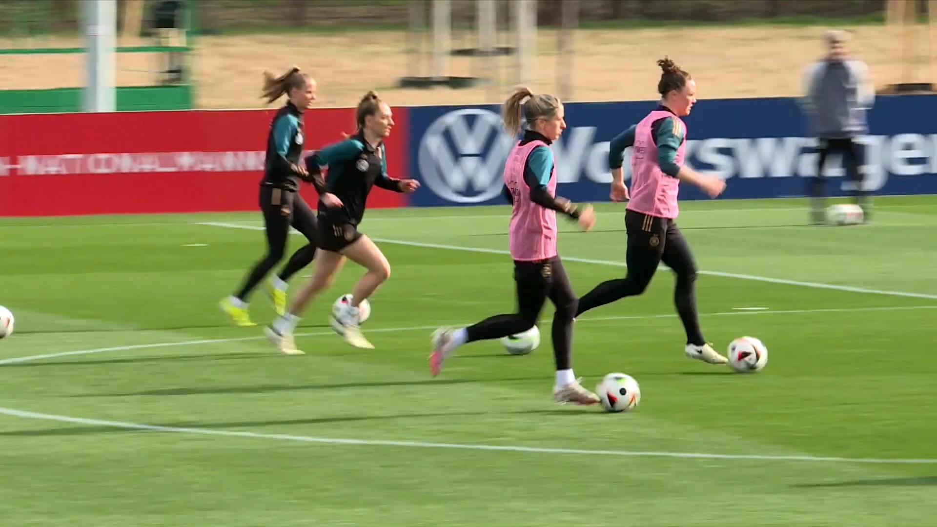 Fußballerinnen beim Training