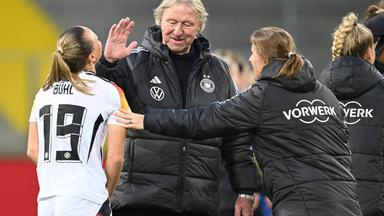 Horst Hrubesch gratuliert Klara Bühl nach dem EM-Qualifikationsspiel gegen Island.