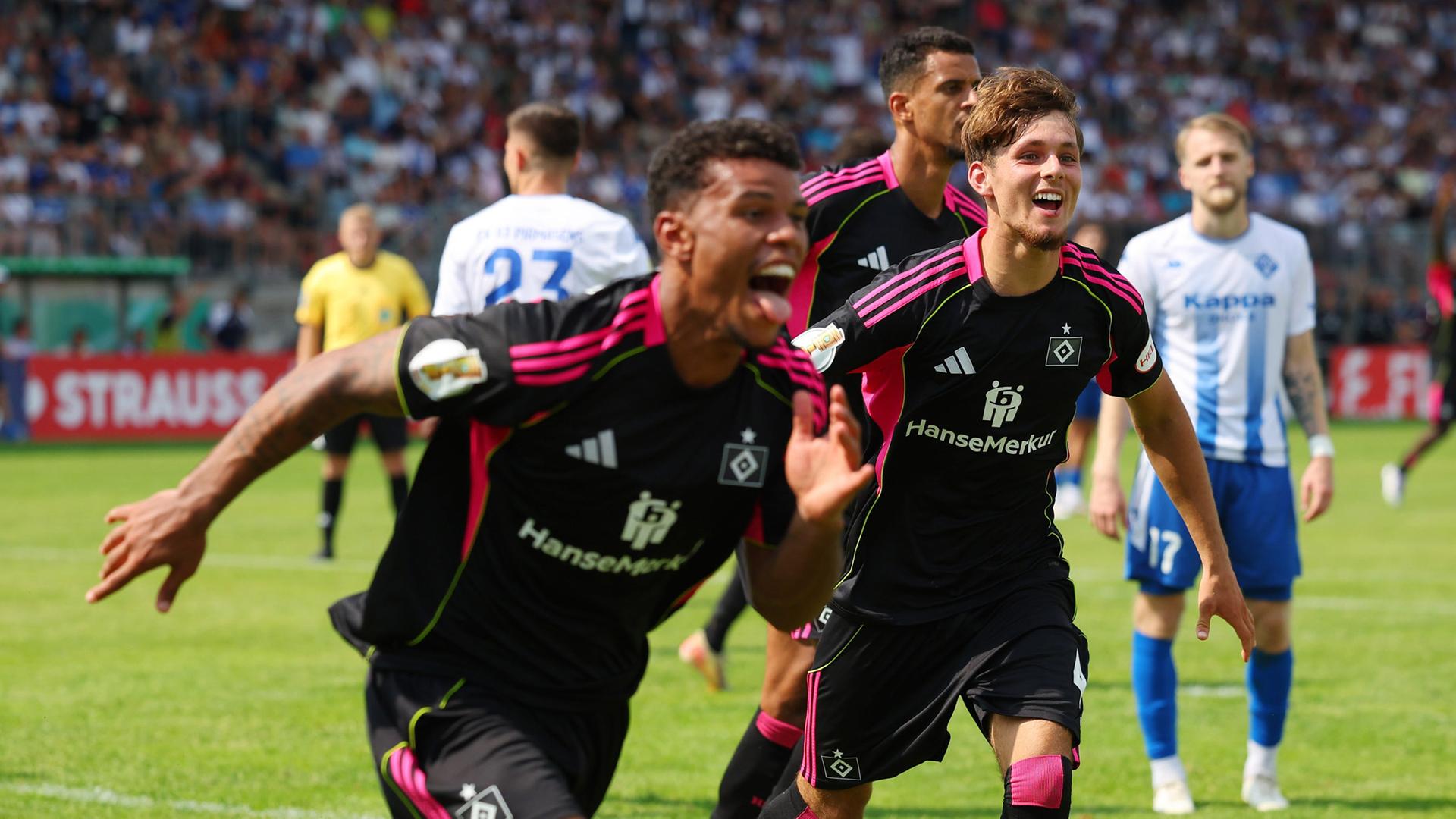1:2 Tor, Torschuetze Ransford-Yeboah Koenigsdoerffer und Otto Stange vom (HSV) jubeln nach dem 1:2 Tor gegen Pirmasens.