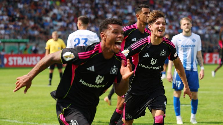 1:2 Tor, Torschuetze Ransford-Yeboah Koenigsdoerffer und Otto Stange vom (HSV) jubeln nach dem 1:2 Tor gegen Pirmasens.