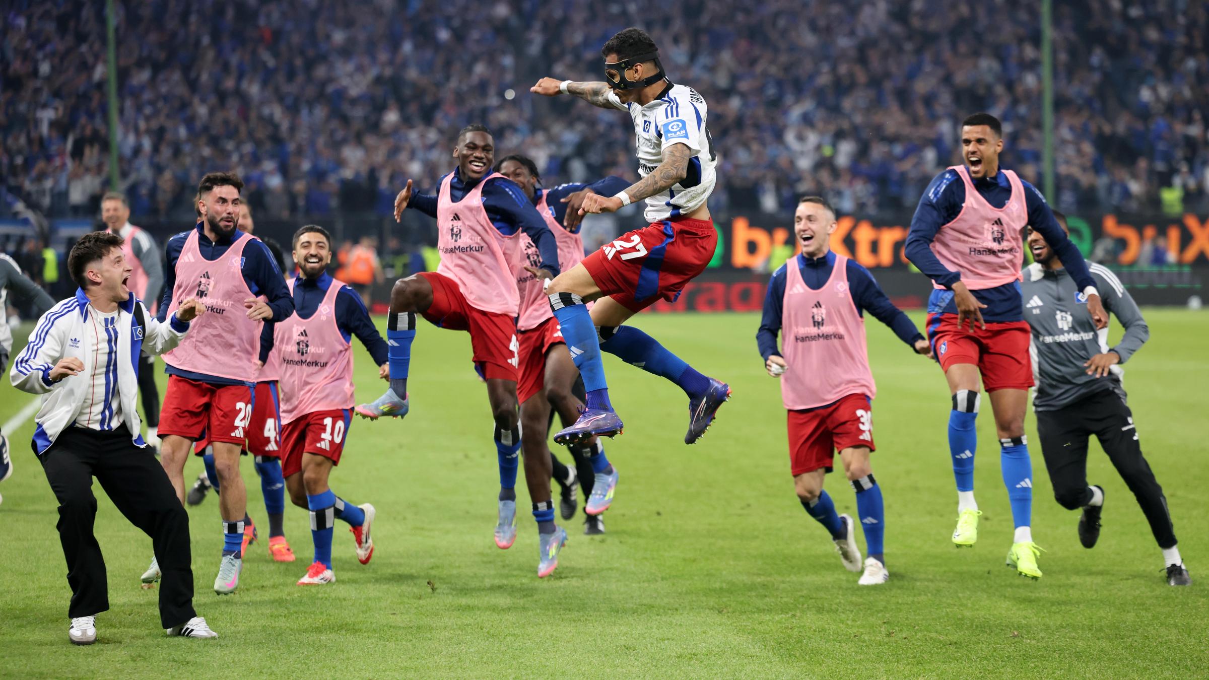 Hamburgs Davie Selke (Mitte) wird im Spiel gegen SSV Ulm 1846für sein Tor zum 3:1 gefeiert.