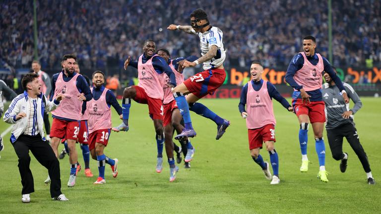 Hamburgs Davie Selke (Mitte) wird im Spiel gegen SSV Ulm 1846für sein Tor zum 3:1 gefeiert.