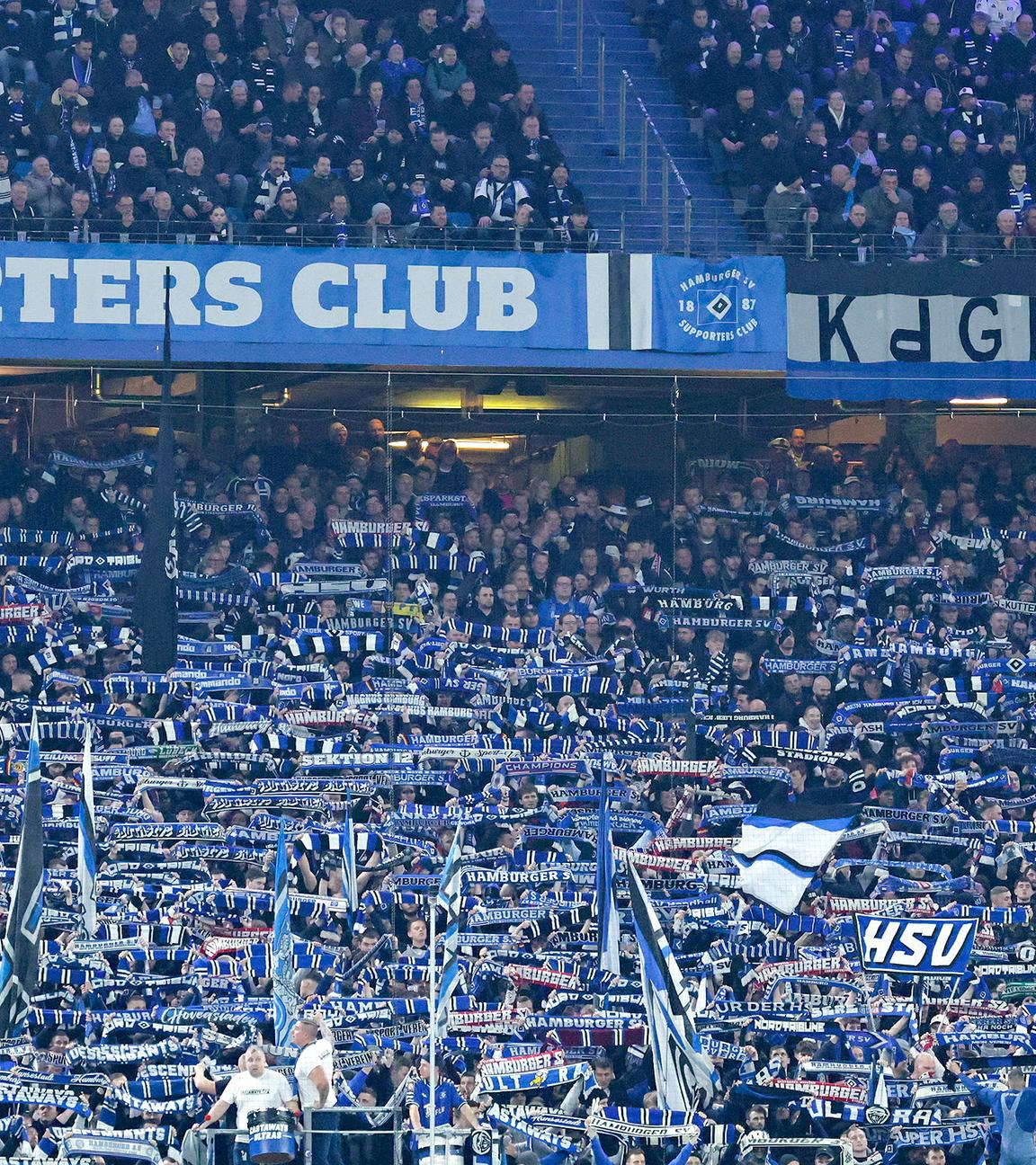 HSV-Fans halten ihre Schals in die Höhe