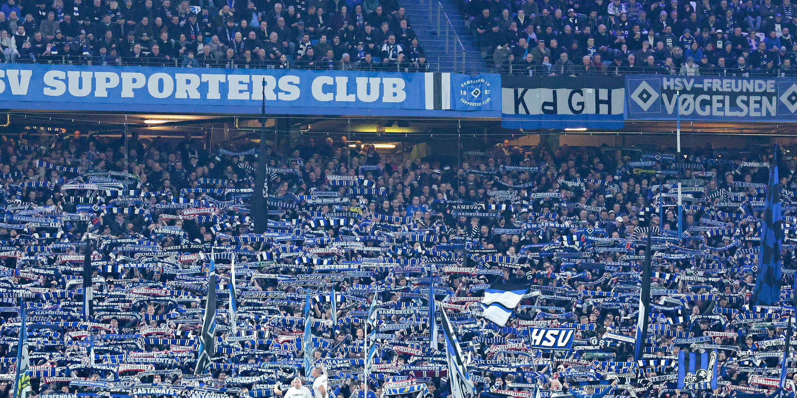 HSV-Fans halten ihre Schals in die Höhe