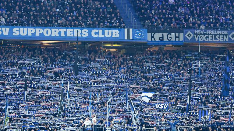 HSV-Fans halten ihre Schals in die Höhe