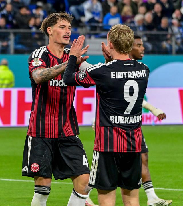 DFB-Pokal: Hamburg - Frankfurt, Robin Koch und Jonathan Burkardt klatschen sich ab.