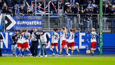 Spielerinnen des Hamburger SV bejubeln vor Fans den Treffer zum 1:0 durch Elfmeter.